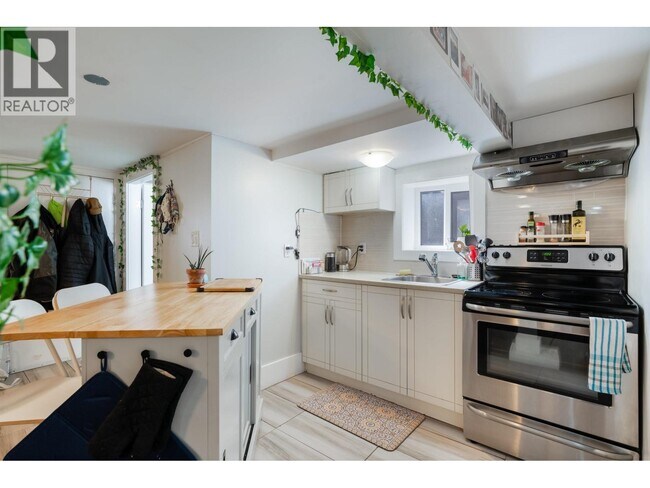 Photo du bâtiment - Ground Floor-2808 W 6TH AVENUE