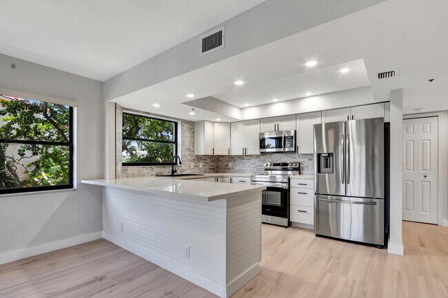 Building Photo - 700 Uno Lago Dr