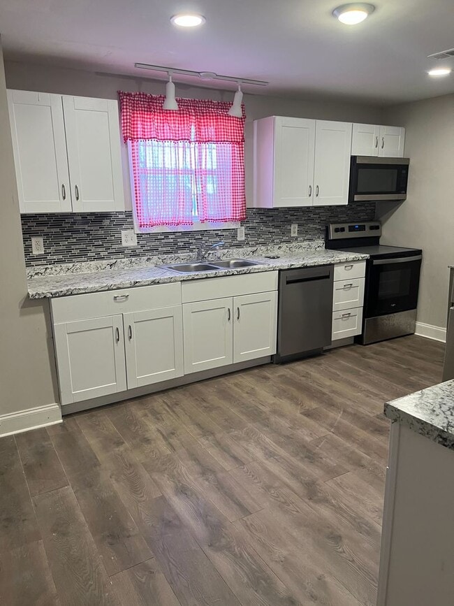 Building Photo - Knoxville 37917 - 2 bedroom, 1 bath home -...