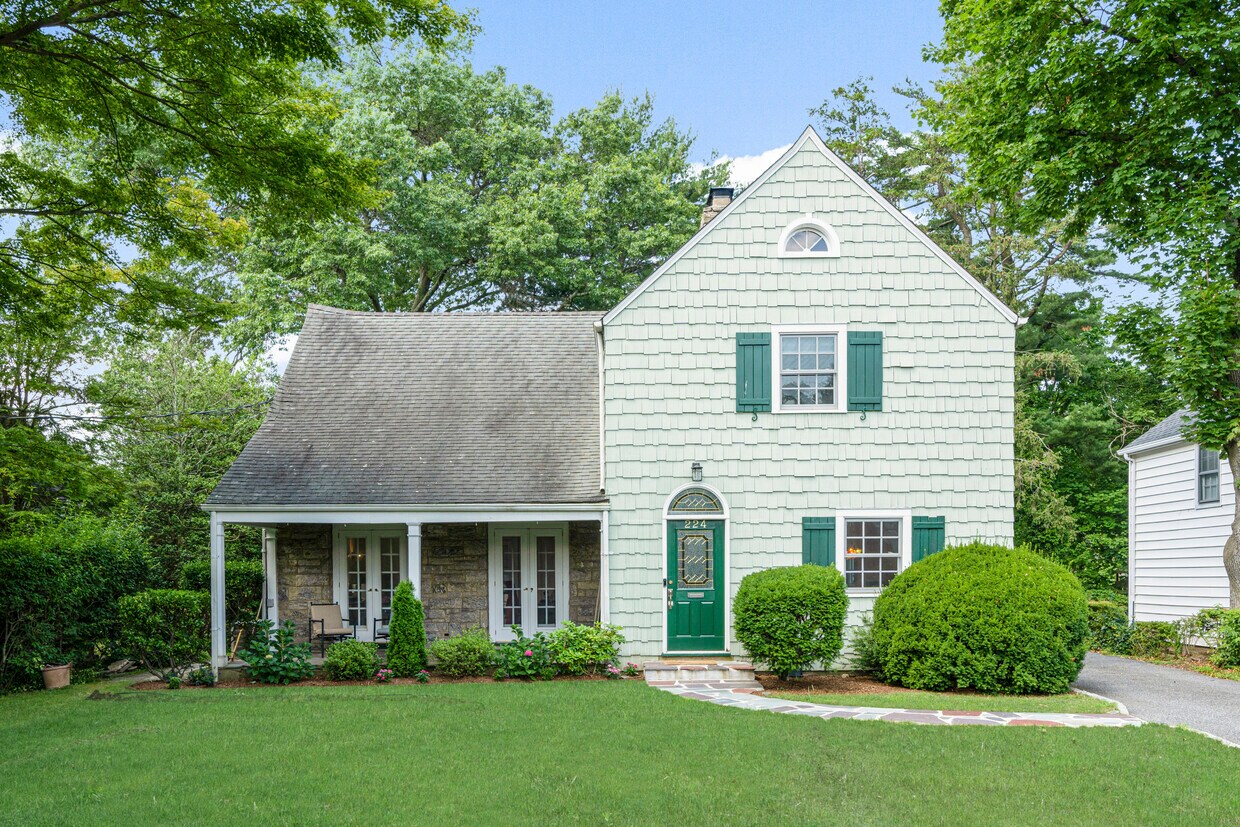 Primary Photo - 224 Mamaroneck Rd