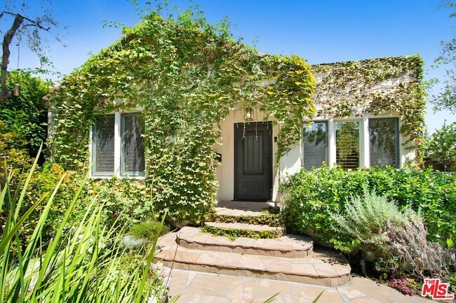 Foto del edificio - 8815 Rosewood Ave