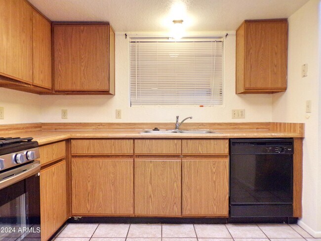 Foto del edificio - 4411 Buena Loma Way
