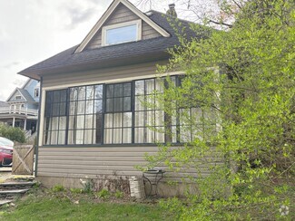 Building Photo - 207 Holly St