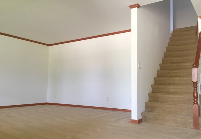 Building Photo - 6 Canterbury Ct