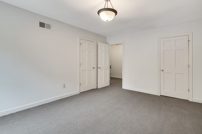 Building Photo - Beautiful 2-story townhouse with appliance...