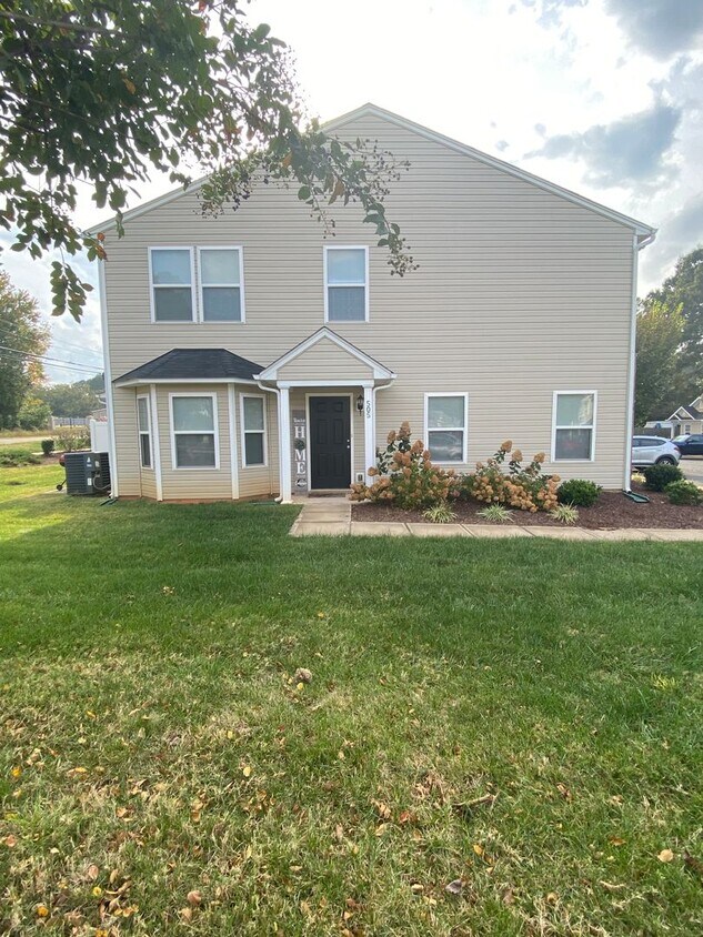 Foto principal - End Unit with large yard.