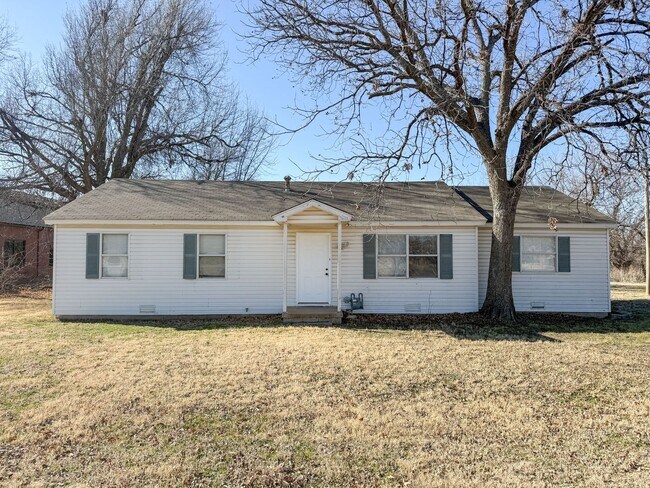 Foto del edificio - $500 OFF FIRST MONTHS RENT | 2.5 ACRE LOT! 4 Beds in Central Edmond!