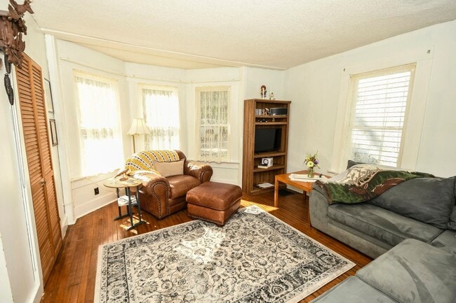 Building Photo - 18 Bridge St