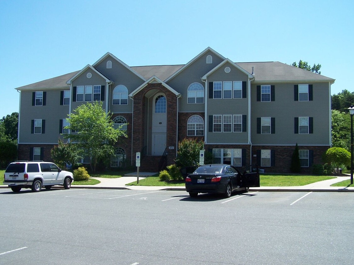 Primary Photo - Deacon Ridge Condo! Convenienct to WFU, sh...