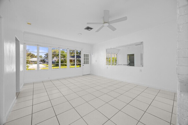 Foto del edificio - 2034 Melody Ln