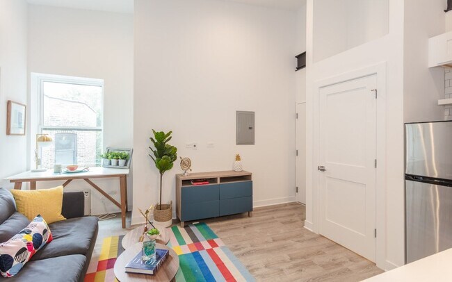 Building Photo - Completely renovated Uptown property