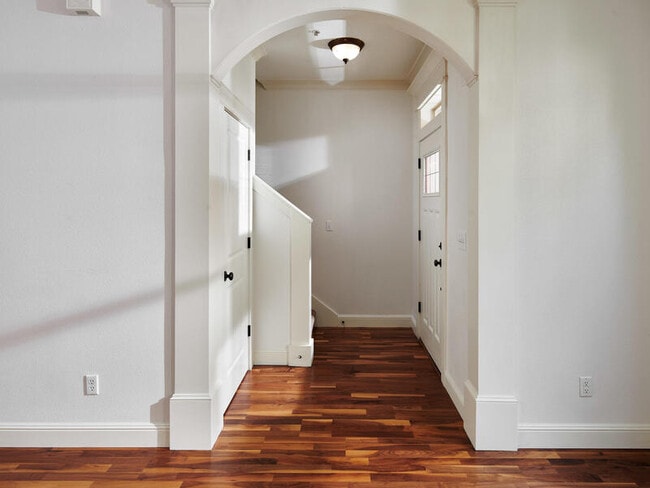 Building Photo - 333 NE Bryant St