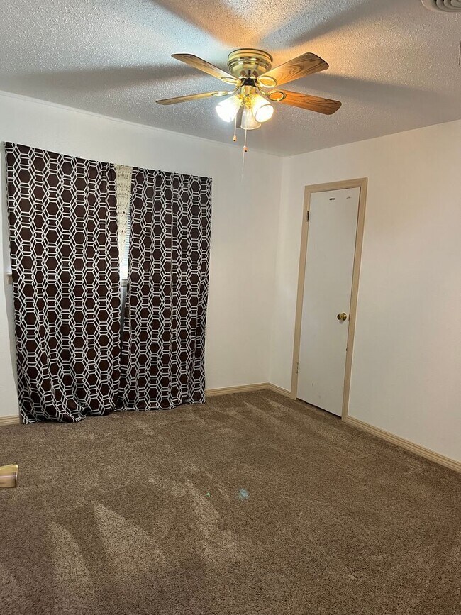 Building Photo - 4bedrooms 2 bathroom walking distance to B...