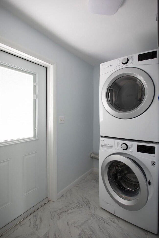 Foto del edificio - Move-In Ready 3/2 with Driveway & Backyard...