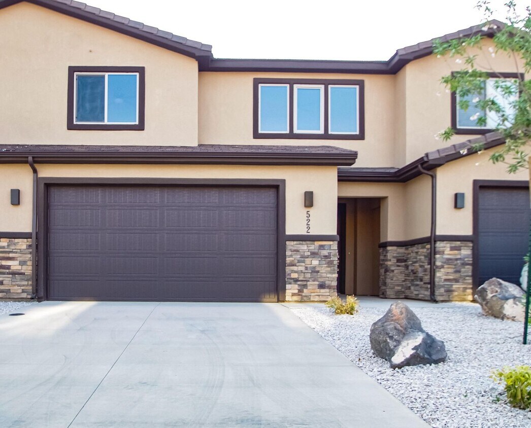 Foto principal - Vaulted ceiling home with Master bedroom O...