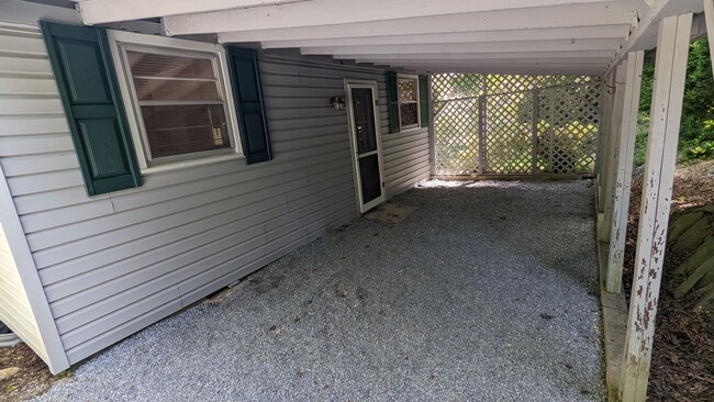 Building Photo - Private 3/1 House With Large Covered Porch...