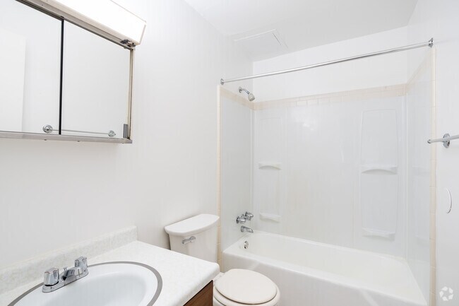 1 habitación, 1 baño - 850 pies cuadrados - Baño - Niche Carrollton