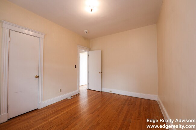 Foto del edificio - 324 Chestnut Hill Ave