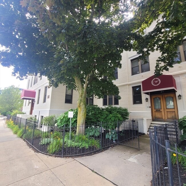 Foto del edificio - 33 Brainerd Rd