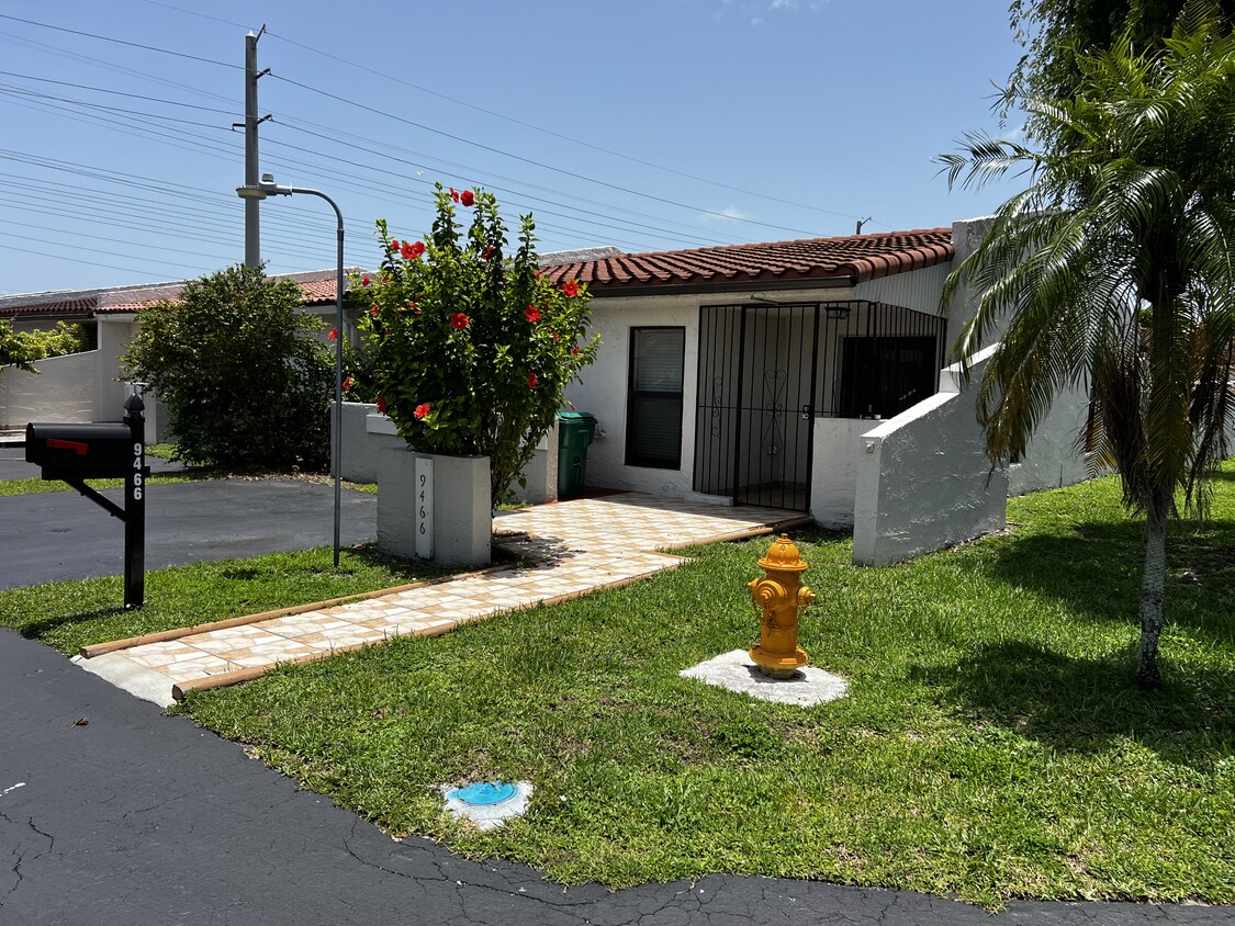 Foto principal - 9466 SW 6th Ter