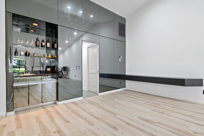Foto del edificio - 6716 Versailles Ct