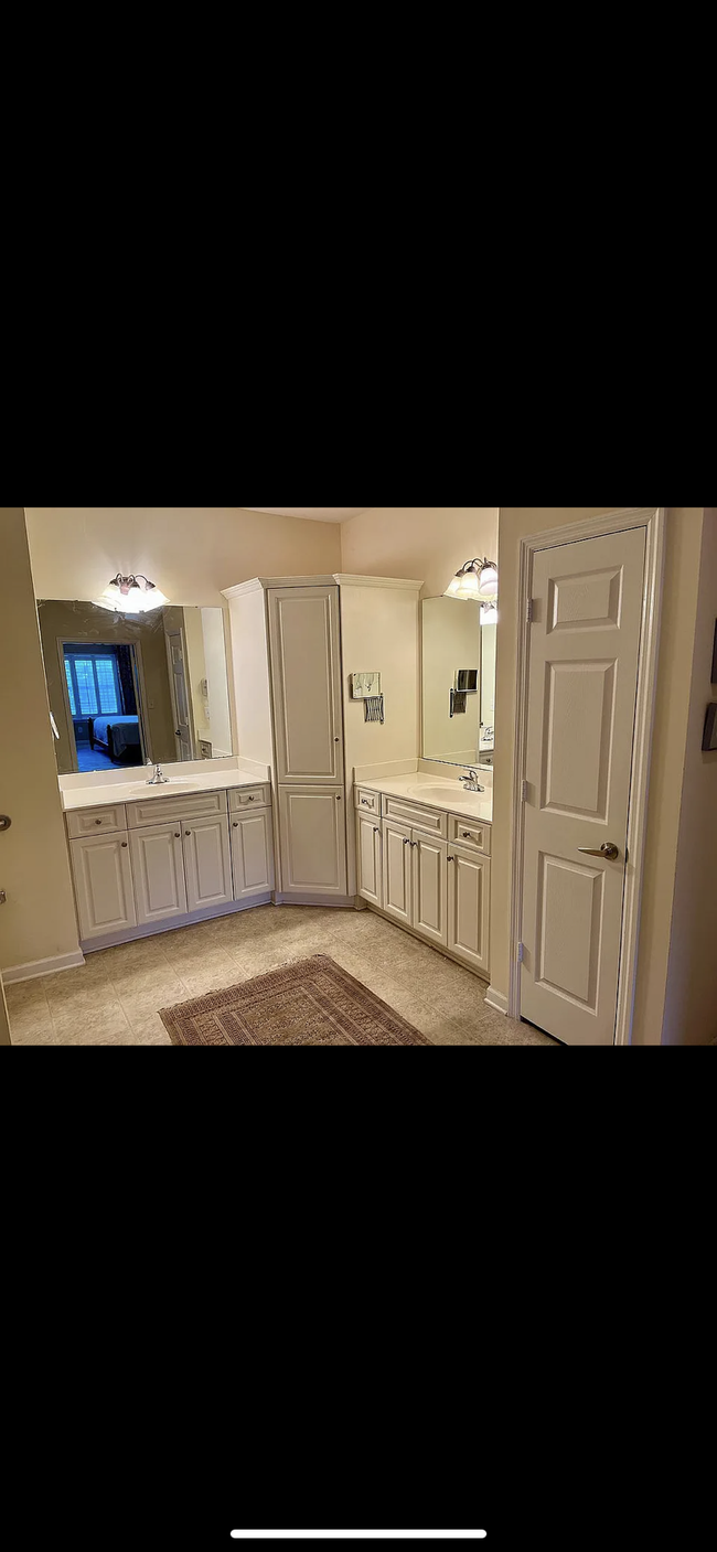 Master bath (picture 2/2) - 84 Valley Way Cir SE