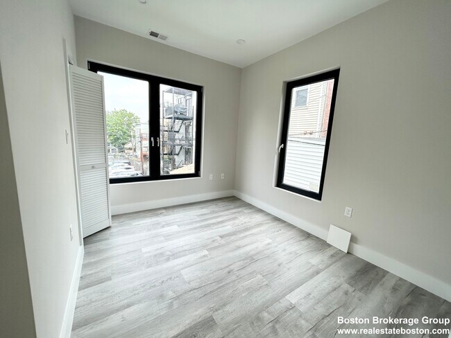 Foto del edificio - 2 W 3rd Street Pl