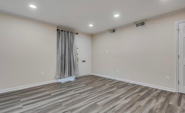 Foto del edificio - 7135 Donnell Pl