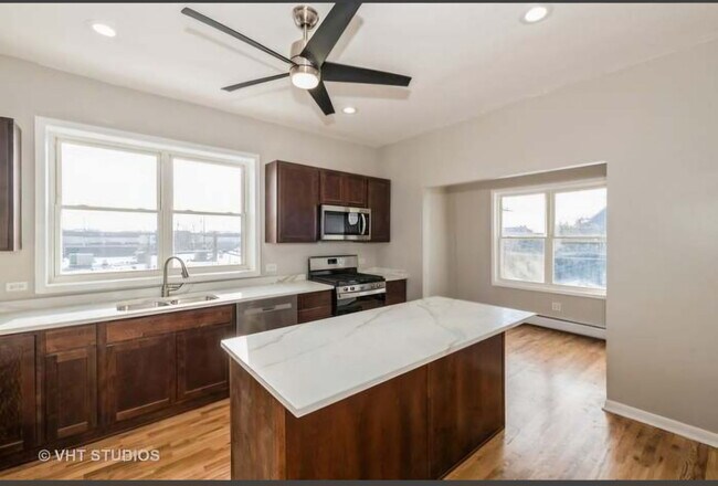 Foto del edificio - 1133 Beloit Ave