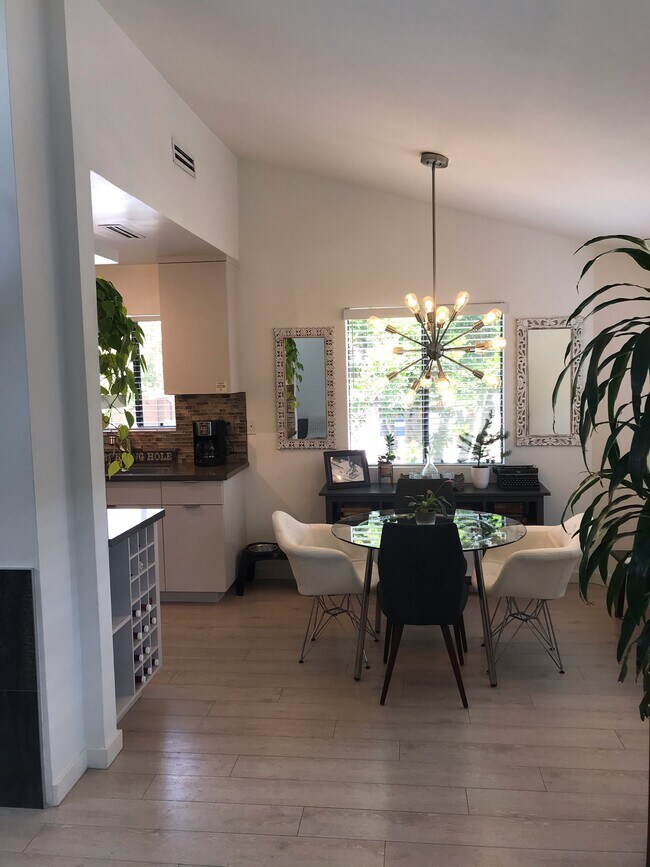 Foto del edificio - 1237 N Ogden Dr
