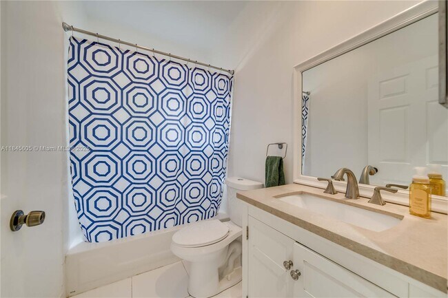 Foto del edificio - 16332 Malibu Dr