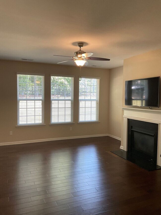 Foto del edificio - Immaculate 3-Bedroom Home with Loft, Two-C...