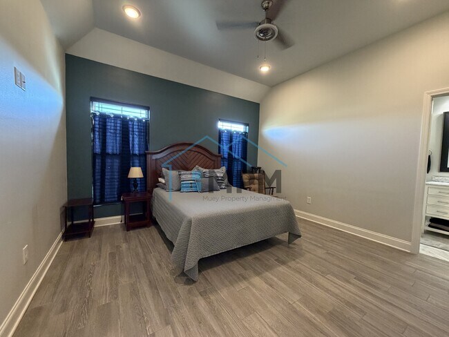 Foto del edificio - 492 Cliff Bullock Dr