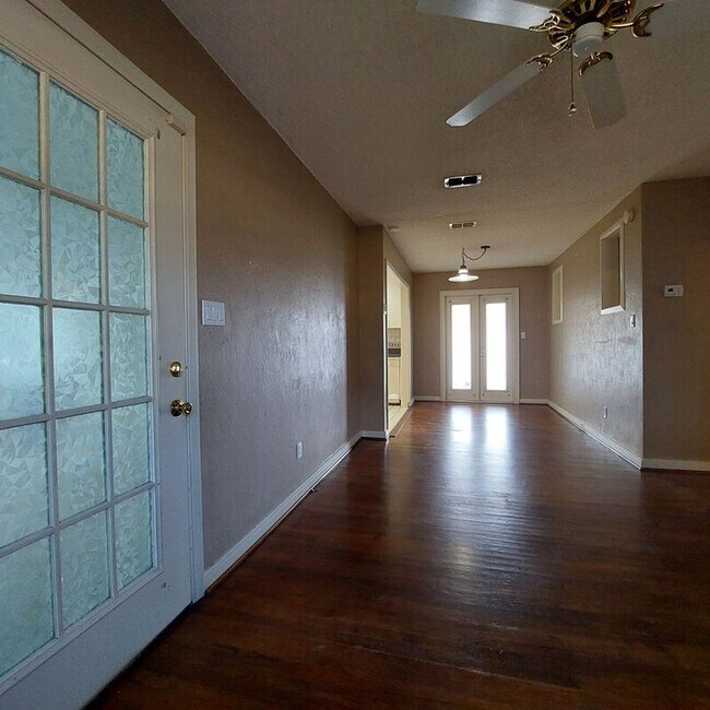 Building Photo - 2815 Woodland Hills Ave