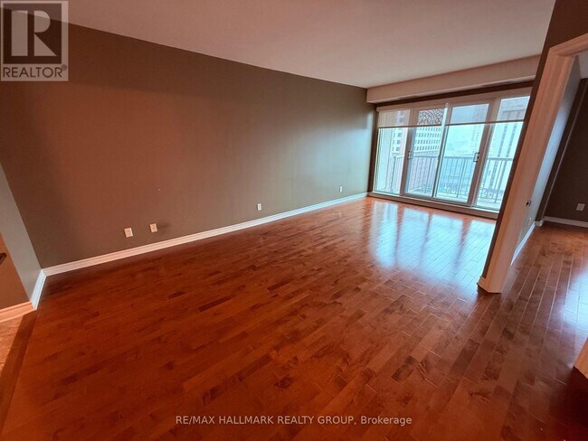 Photo du bâtiment - 1701-200-1200 Rideau St