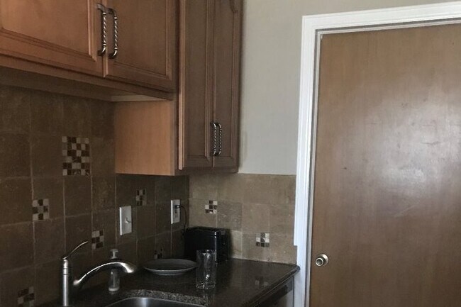 Kitchen - 4279 Monroe Dr
