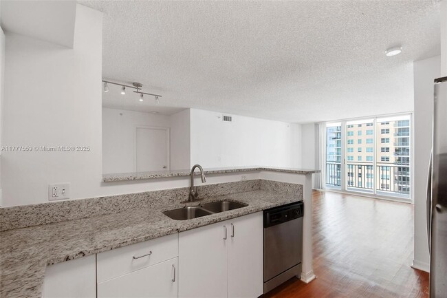 Building Photo - 1111 Brickell Bay Dr