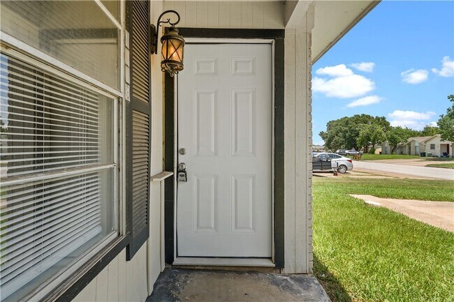 Building Photo - 1419 Hillside Dr
