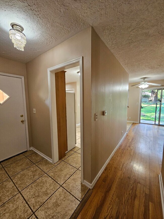 Building Photo - (3) Bed/(1.5) Bath in Core Norman Avail No...