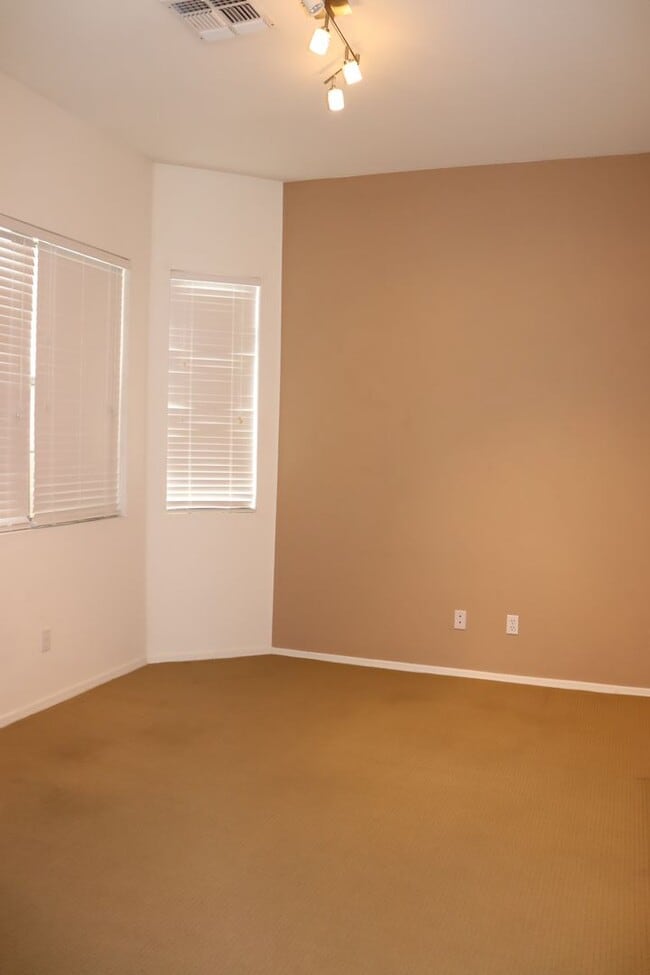 Building Photo - 3 Bedroom 2 Bath FOOTHILLS AREA!!!