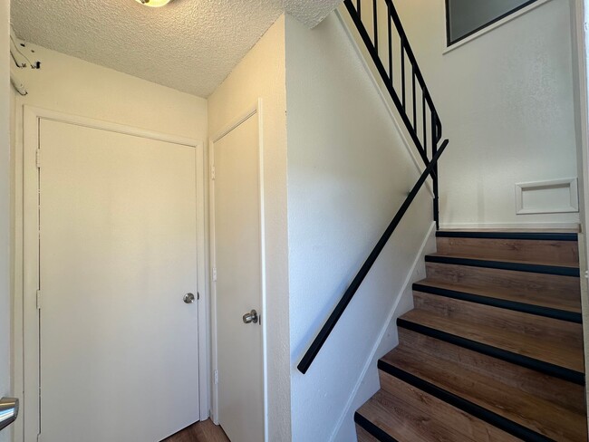 Building Photo - Charming Top Floor 1 Bed/1 Bath Condo