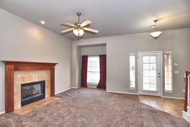 Foto del edificio - Come make this lovely 4 bedroom 2 bath, 2+...