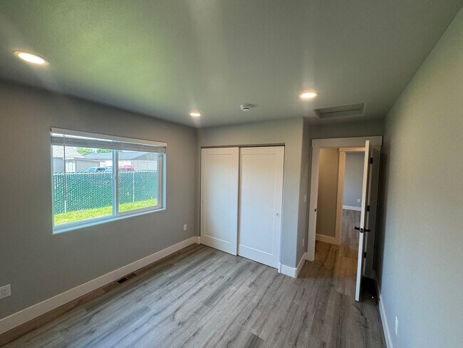 Foto del edificio - Non-Refundable & Security Deposit Total: $...
