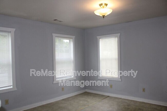 Building Photo - 537 Watkins St