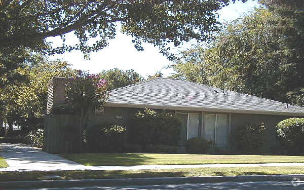 Building Photo - 5789 N Valentine Ave