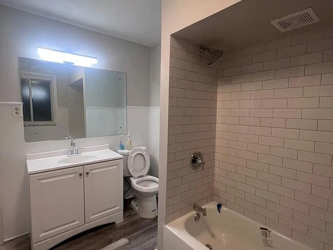 Building Photo - Beautiful newly renovated 3 bedroom