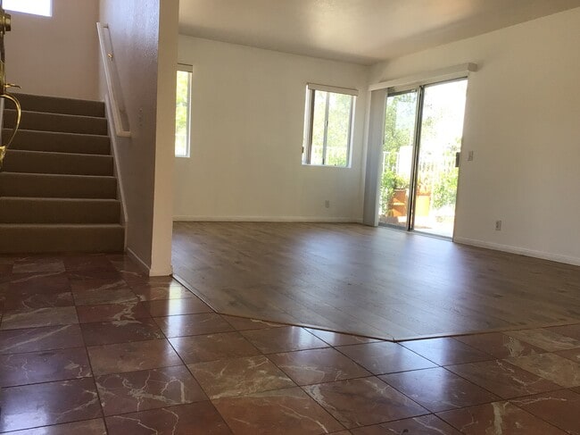 Building Photo - 10864 Avenida de los Lobos