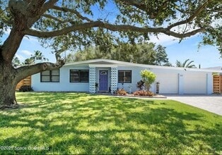 Building Photo - 550 Capri Rd
