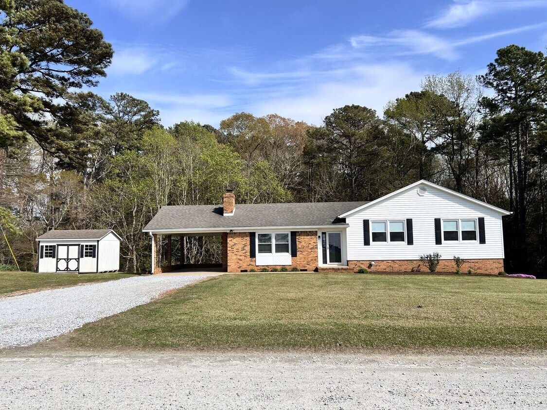 Primary Photo - Large 3 Bedroom, 2 1/2 Bathroom Home Just ...