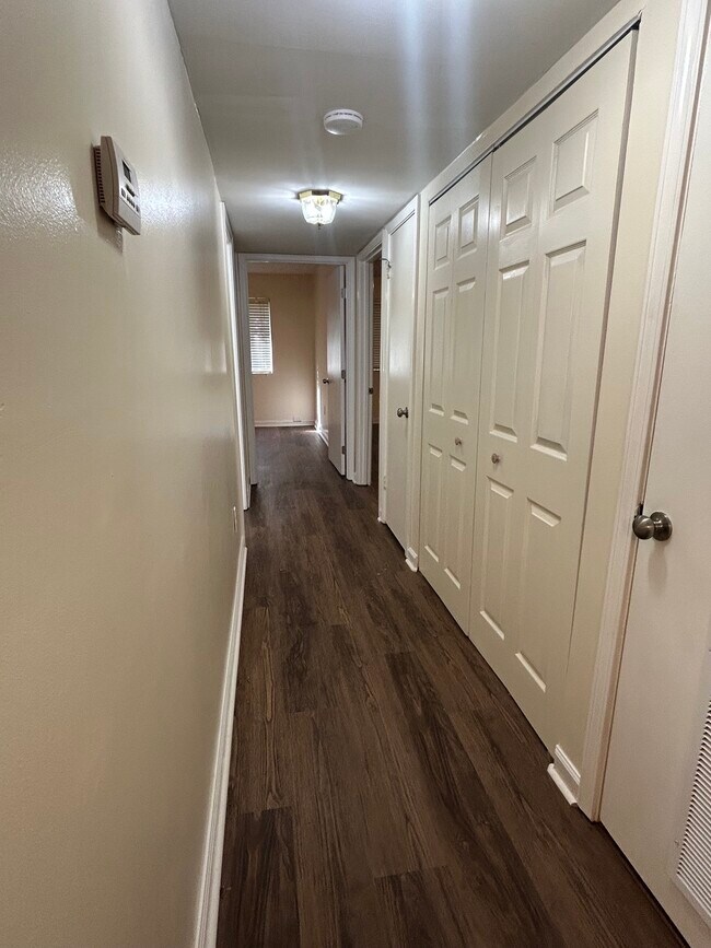 03_Pasillo - 1208 Bush River Rd